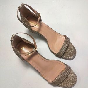 Dream Pairs Women's Glittery Gold Heels Size 10.